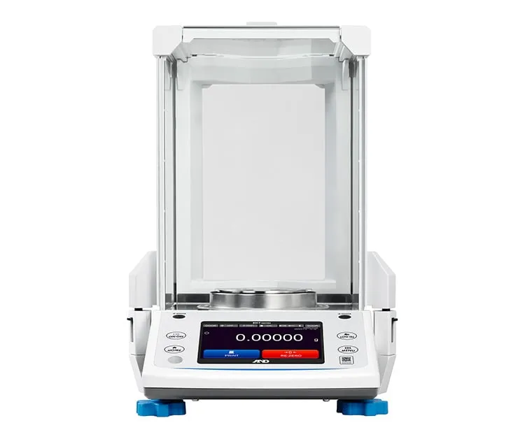 天びん背面にもガラスを採用